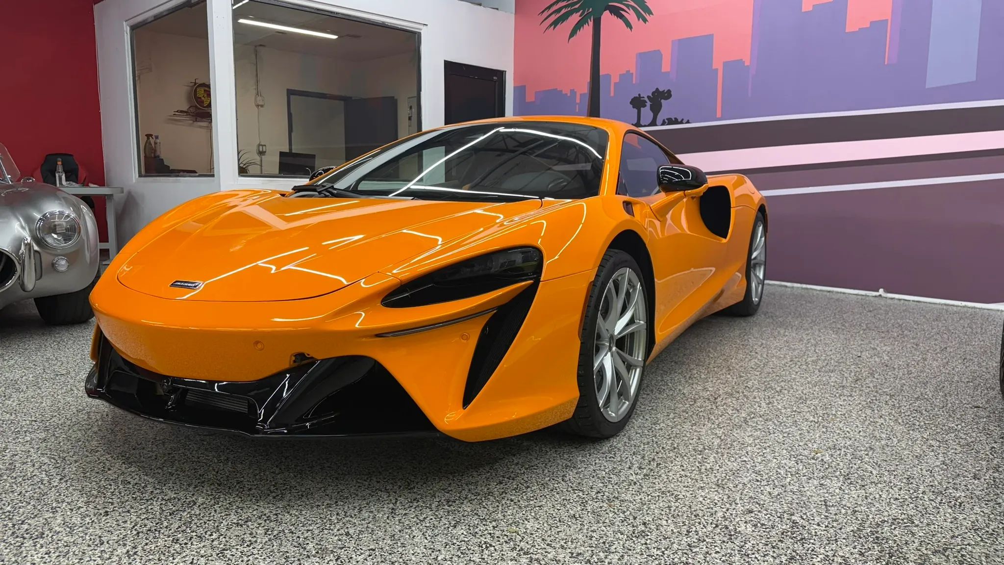 2023 McLaren Artura - Photo 6