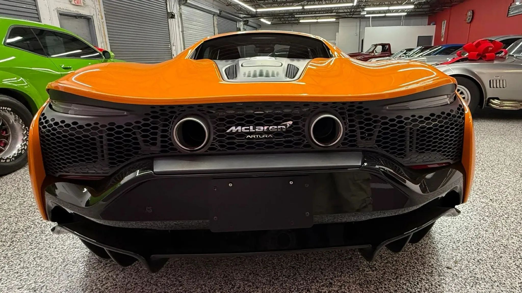 2023 McLaren Artura - Photo 10